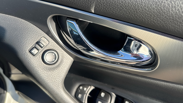 Nissan Qashqai 1.2 DiG-T N-Connecta 5dr Petrol Hatchback